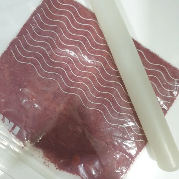 Masukkan biskut oreo ke dalam zeaplock bag dan hancurkan biskuit oreo dengan menggunakan rolling pin/ ulekan.