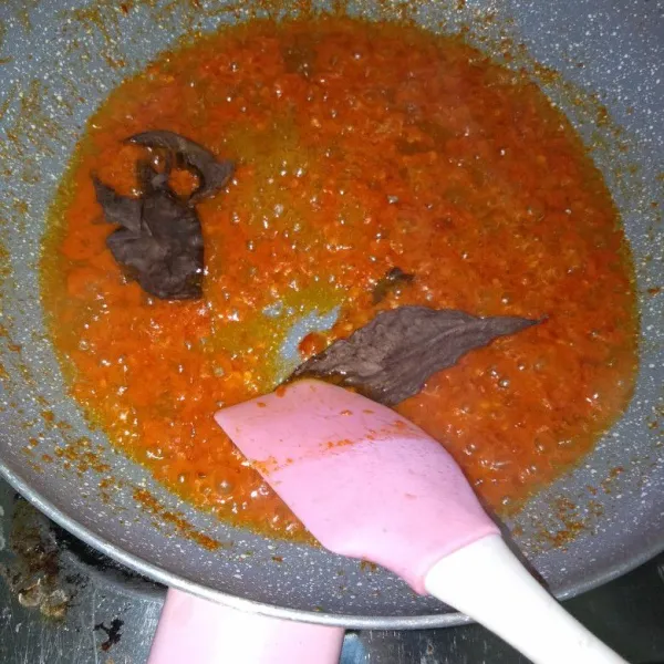 Tumis bumbu sambal goreng yang sudah dihaluskan dan juga daun salam. Tumis hingga harum.