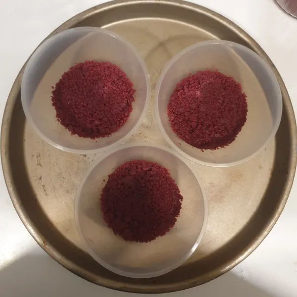 MasuKkan lapisan oreo ke dalam plastik cup/ plastik box dan padatkan. Kemudian simpan di dalam lemari es hingga set.