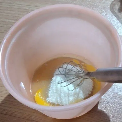 Masukan telur, gula pasir, vanili, sp