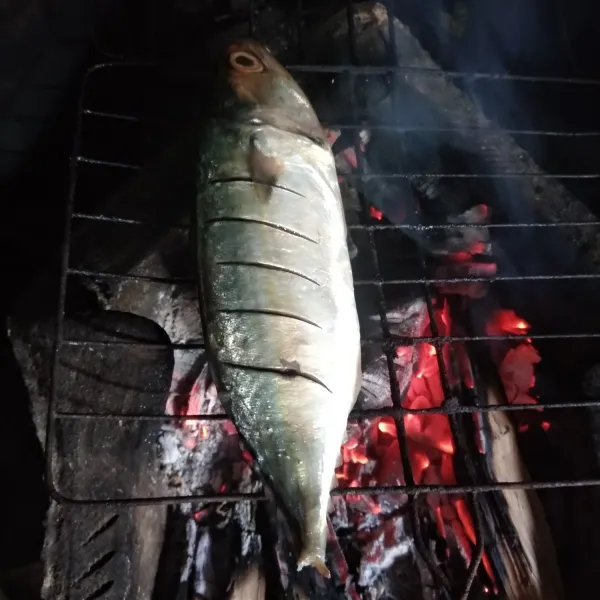 Selanjutnya bakar ikan dengan bara api hingga matang. Sisihkan.