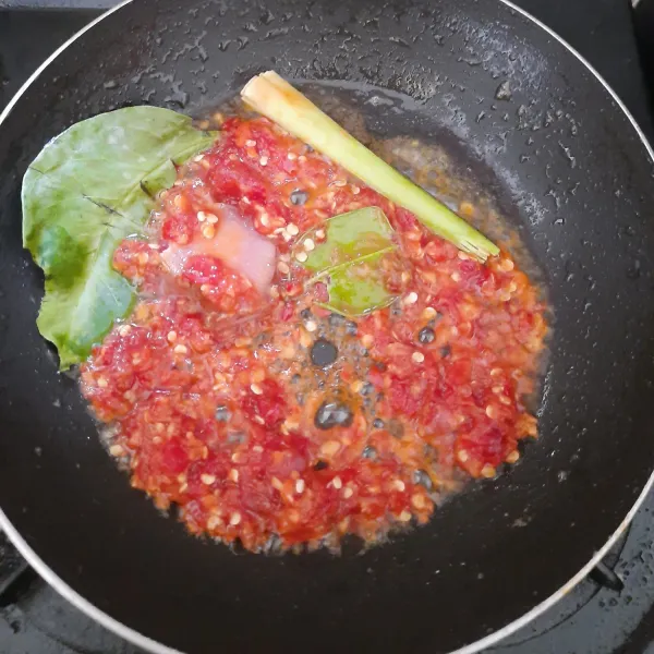 Tumis bumbu sampai harum.