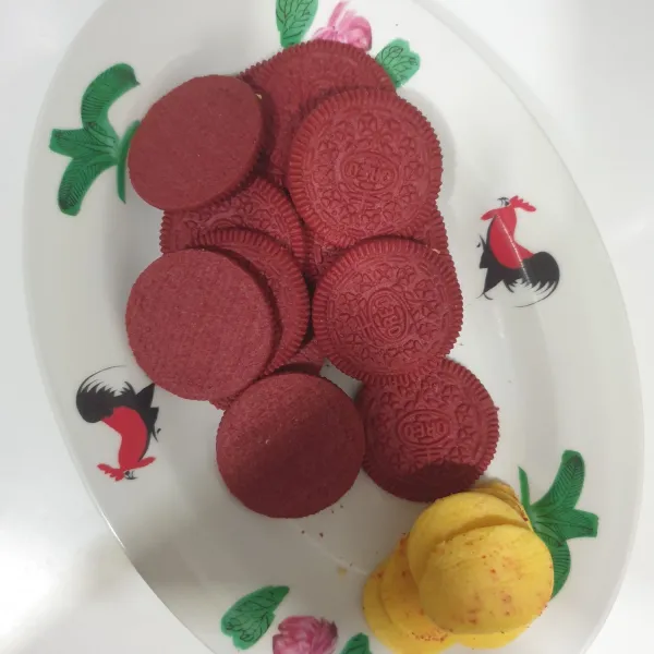 Keluarkan cream gula dari biskuit oreo.