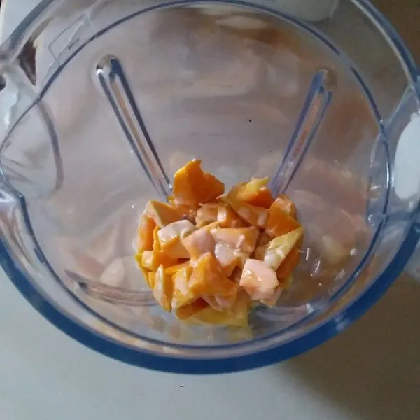 Siapkan gelas blender. Masukan buah mangga, nanas, gula pasir, krimer dan air.