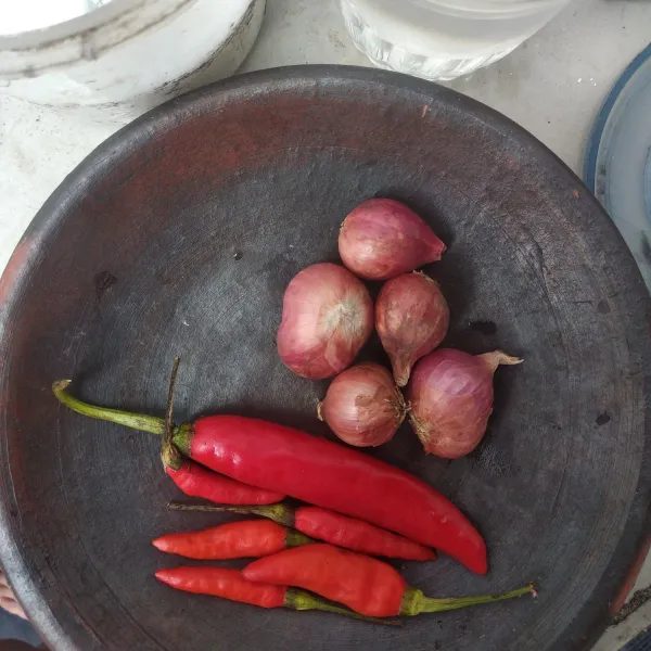 Siapkan bahan bumbu uleg.