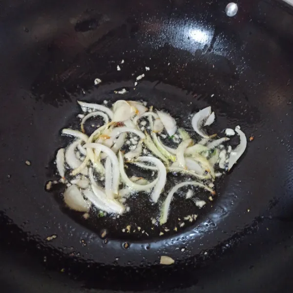 Tumis bawang bombai terlebih dulu hingga layu, tambahkan bawang putih cincang