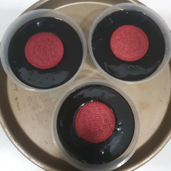 Tuangkan coklat ganache ke atas lapisan cheese dan letakan sekeping red velvet oreo di atasnya. Simpan di dalam lemari es hingga Set. Sajikan dingin.