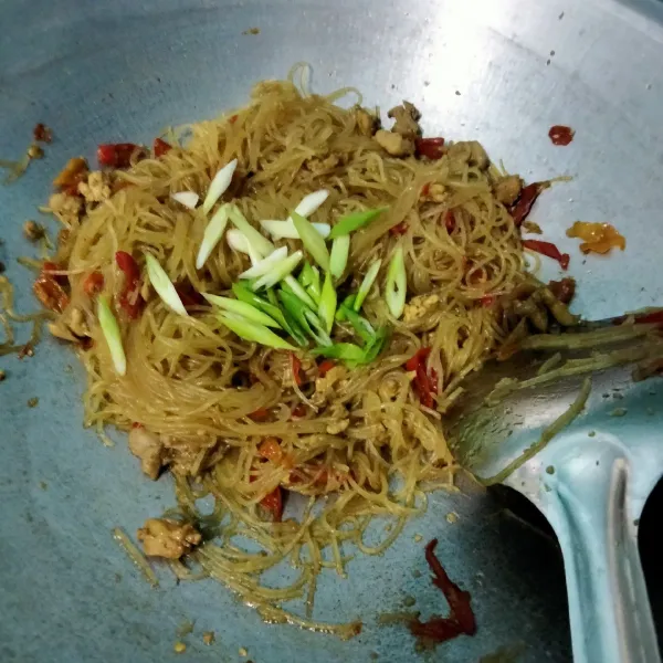 Lalu tambahkan daun bawang aduk, matikan kompor, bihun ayam ala Szechuan siap disajikan.