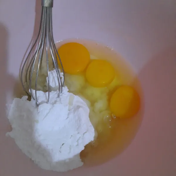 Whisk gula dan telur sampai gula larut