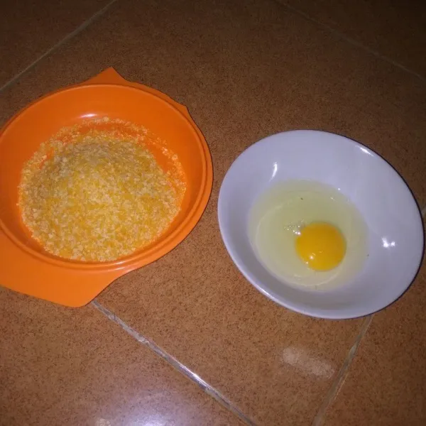 Setelah adonan matang dan dingin potong nugget tahu sesuai selera lalu celupkan ke dalam telur kocok. Balur dengan tepung panir lalu goreng hingga kuning keemasan