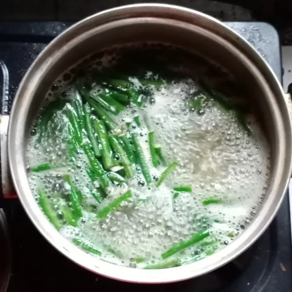 Rebus sayuran satu persatu dalam air mendidih (jangan rebus bersamaan).