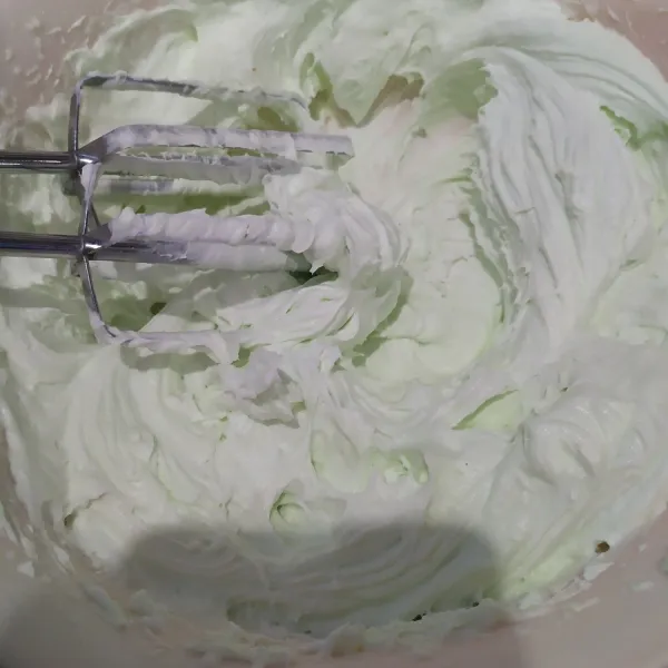 Mixer air es, whipped cream bubuk dan pasta pandan hingga menjadi krim kaku, sisihkan.