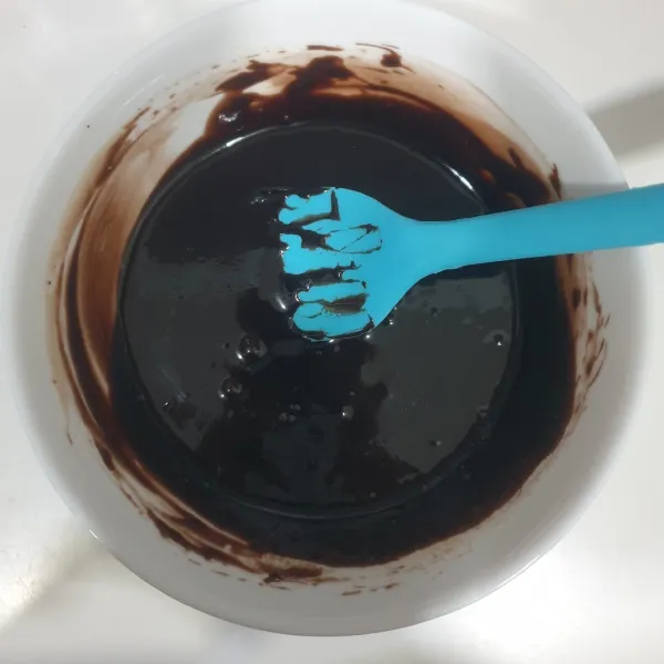 Campurkan dark chocolate compound, whipping cream fan butter ke dalam mangkok tahan panas. Kemudian masukkan ke dalam microwave selama 1 menit dengan suhu 800 derajat celcius. Keluarkan dan aduk sampai tercampur rata.