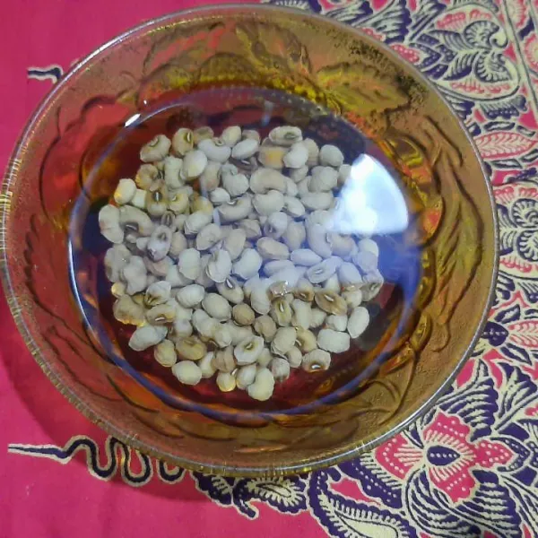 Rendam kacang dengan air panas selama 10 menit