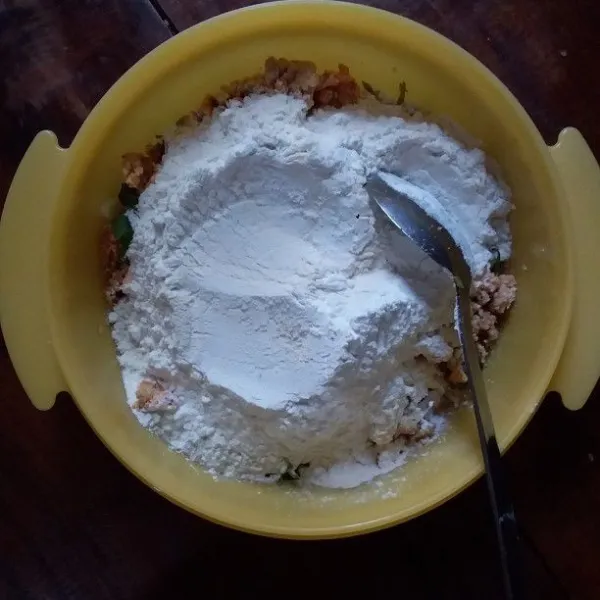 Masukan tepung beras dan tepung terigu