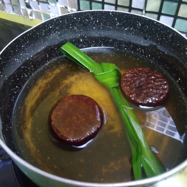 Dalam panci saus, masukkan air, gula merah dan daun pandan. Masak hingga gula larut.