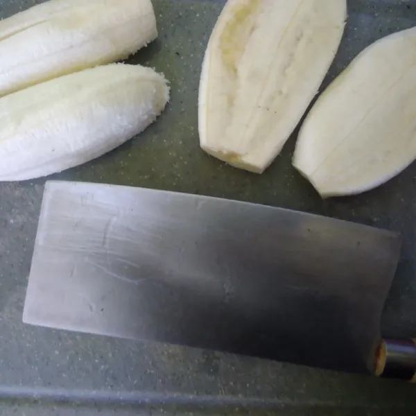 Cuci bersih pisang, kupas kemudian geprek pisang dengan bantuan pisau atau alat apapun yg ada di rumah.