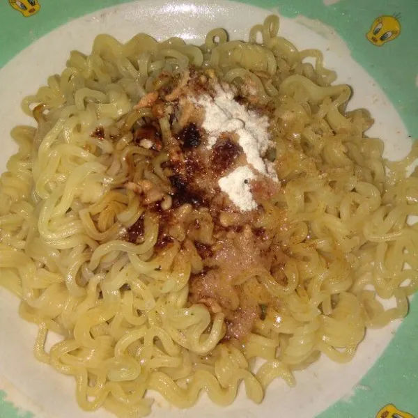 Masak mie instan goreng sesuai petunjuk.