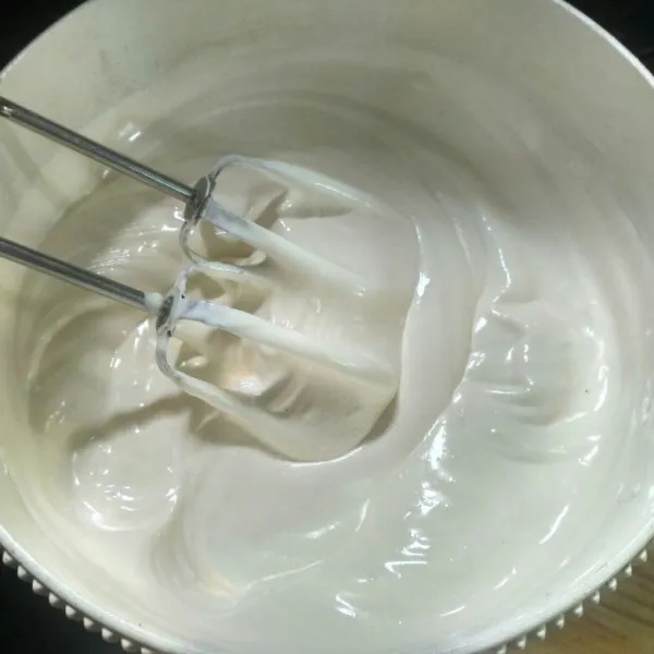 Kocok dengan speed tinggi hingga mengembang kental berjejak.
