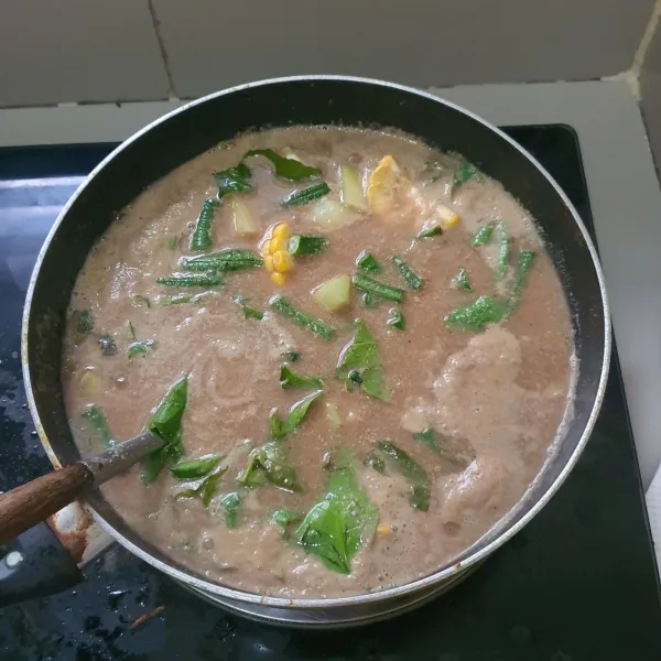 Tambahkan sayuran yang telah dipotong-potong. Masukan ketumbar dan lada.