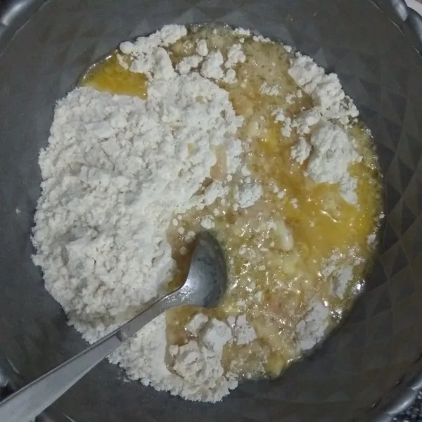 Kemudian masukkan cairan bahan biang ke dalam tepung aduk rata.