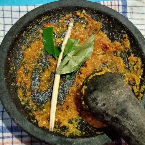 Haluskan semua bumbu kecuali daun salam, serai dan daun jeruk