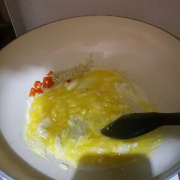 Orak arik telur hingga rata campur dengan bawang dan cabe, beri garam, merica dan kaldu jamur.