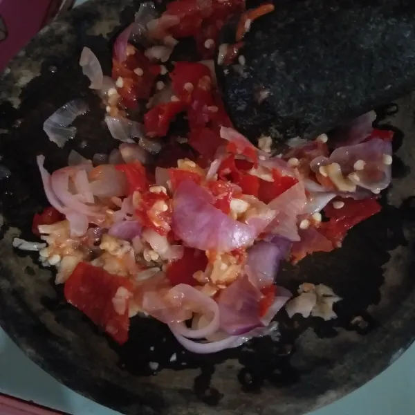Tumbuk kasar bawang merah, bawang putih dan cabe.