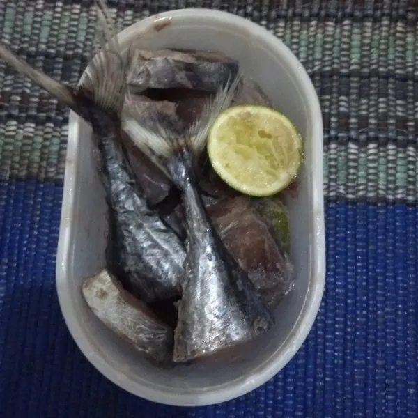 Ikan tongkol cuci bersih kemudian lumuri dengan perasan air jeruk nipis. Diamkan beberapa saat.