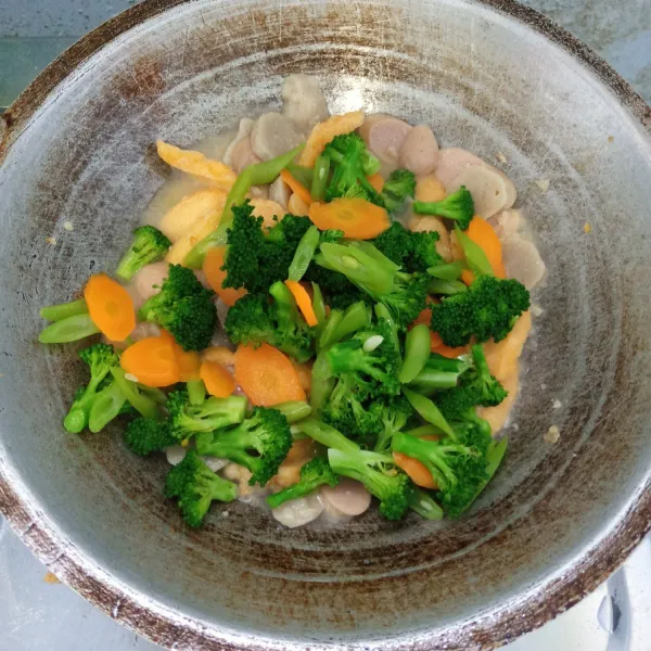 Masukkan wortel, brokoli, buncis dan air. Aduk rata.