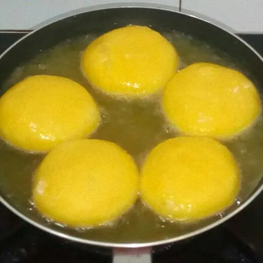 Goreng dengan api sedang, cukup 1x balik saja supaya tidak menyerap banyak minyak