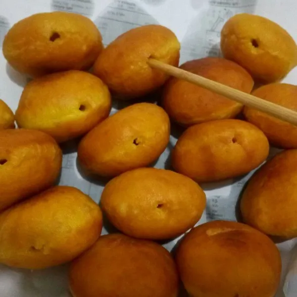 Angkat dan tiriskan tunggu hangat lalu lubangi menggunakan sumpit