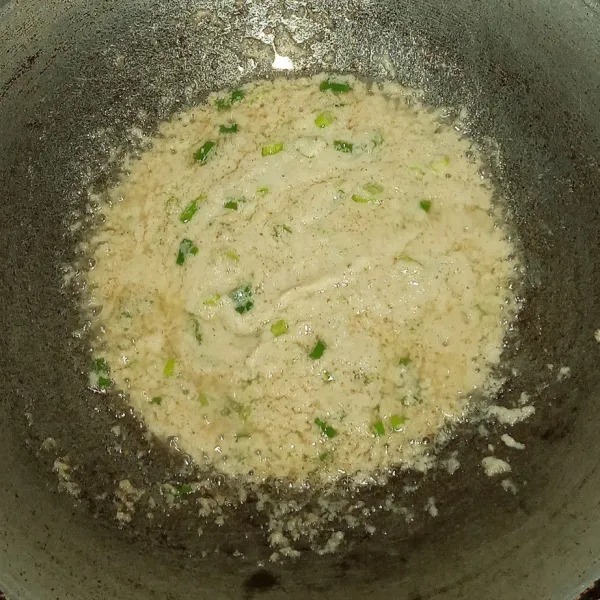 Panaskan minyak, tumis bumbu halus dan setengah batang daun bawang yang diiris-iris tadi sampai matang dan wangi.