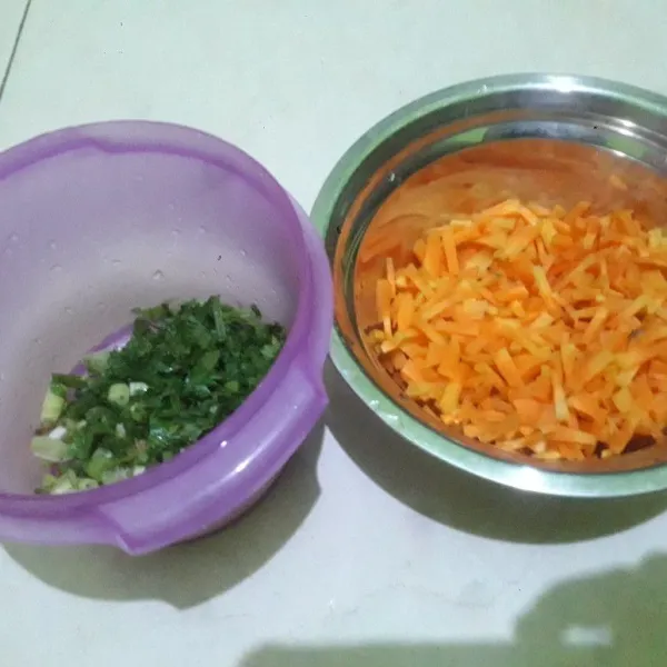 Potong-potong daun bawang dan wortel