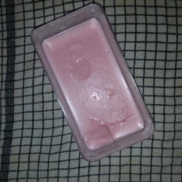 Tuang ke dalam loyang. Biarkan hingga set. Kemudian potong dadu.