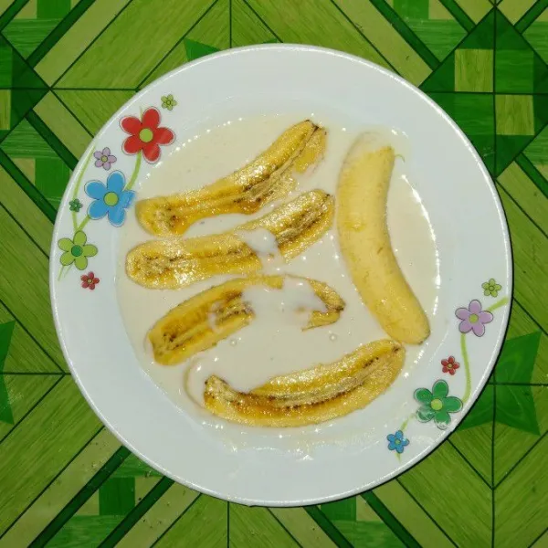 Masukan pisang kedalam wadah balur merata