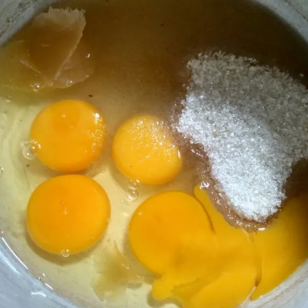 Campur telur, gula pasir dan SP dalam satu wadah.