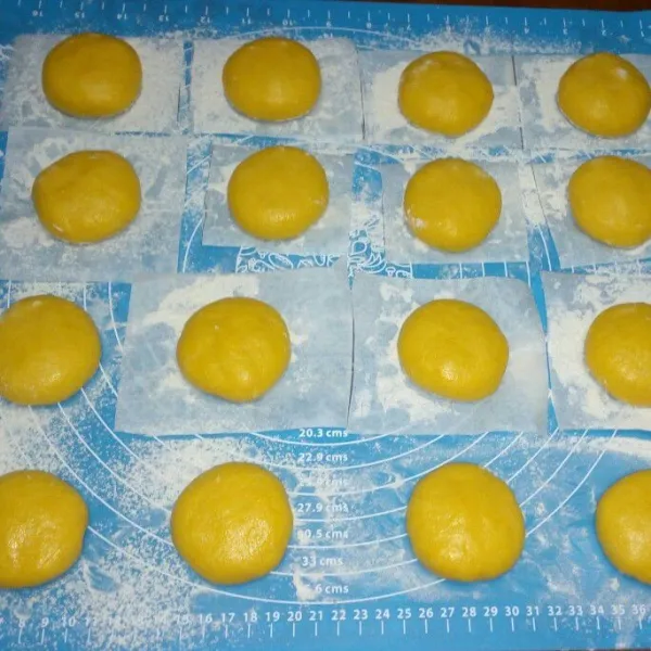 Bagi adonan masing masing 40 gram, kemudian bentuk bulat dan sedikit pipihkan, tutup serbet selama 30 menit