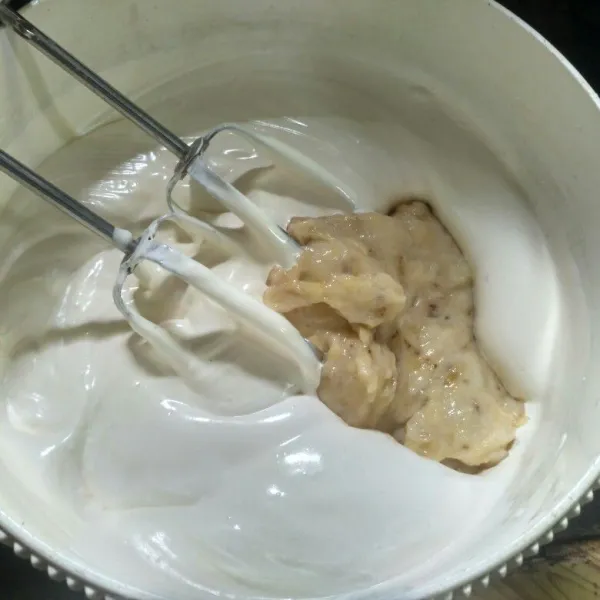 Turun speed mixer jadi yang paling rendah, masukkan pisang dan kocok asal tercampur saja.