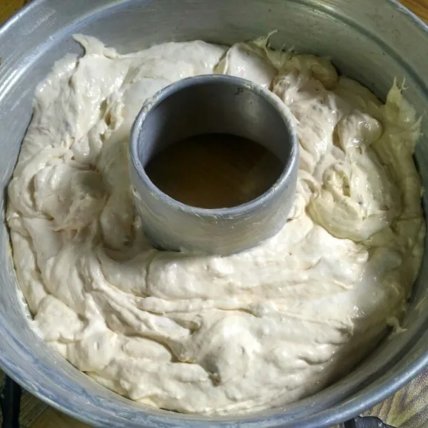 Tuang adonan kedalam loyang yang sudah dioles tipis dengan mentega dan ditaburi terigu.