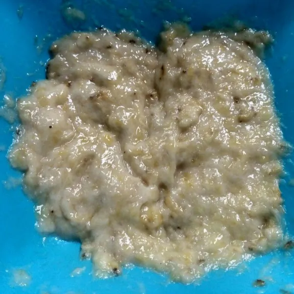 Kupas pisang dan haluskan dengan garpu.