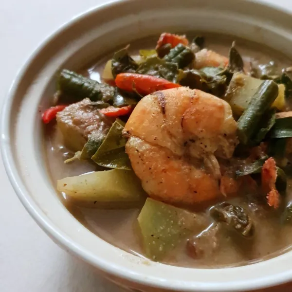 Beri garam dan kaldu, koreksi rasa, tambahkan garam sesuai selera.