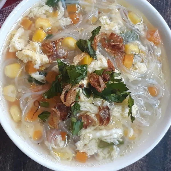 Tuang sup ke dalam mangkuk saji, taburi atasnya dengan bawang goreng dan irisan seledri lalu sajikan