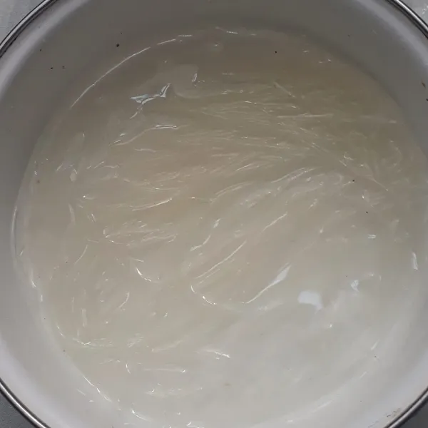 Soun diseduh dengan air hangat hingga lunak