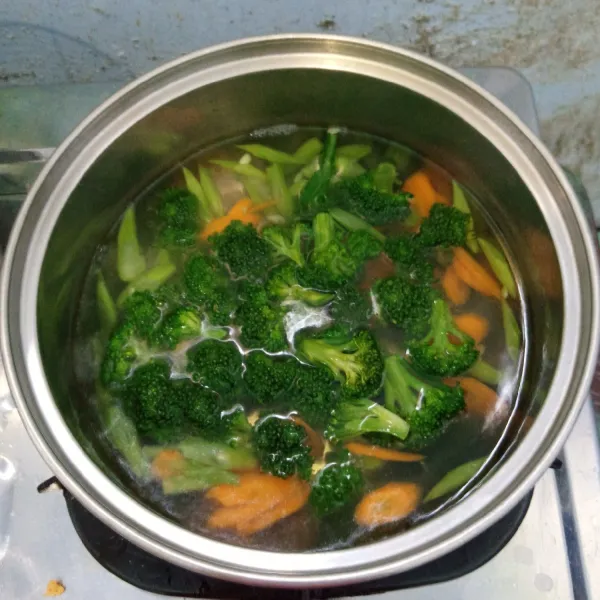 Rebus wortel dan buncis sampai empuk. Kemudian masukkan brokoli. Rebus sebentar. Angkat dan tiriskan.