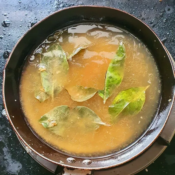 Tumis bumbu halus dengan garam, setelah itu beri air, daun salam dan garam.