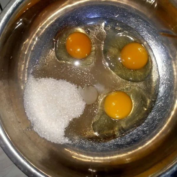 Haluskan (mixer) telur, gula dan garam kira-kira 10 menit.
