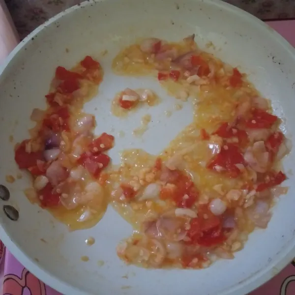 Panaskan minyak. Tumis bumbu hingga harum. Kemudian, masukkan gula merah. Aduk hingga berubah menjadi karamel.