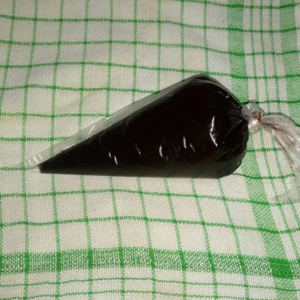 Masukan coklat leleh ke dalam plastik segitiga