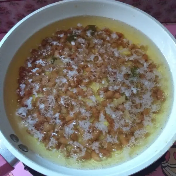 Rebus kacang merah hingga empuk kemudian goreng hingga kering. Potong-potong tempe, goreng hingga kering.